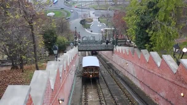 Budapest, Hongarije - 8 mei, 2016: twee kabelspoorwegen passeren elkaar — Stockvideo
