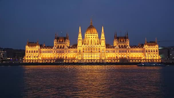 Vista nocturna desde el río hasta el Parlamento de Budapest. Edificio del Parlamento húngaro, capital húngara, Budapest, Hungría — Vídeos de Stock