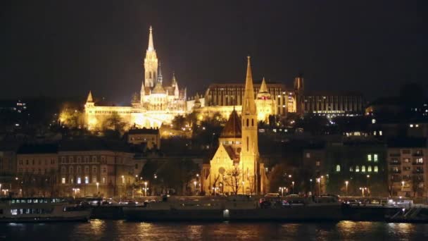 Osvětlené Szechenyi most a královský palác na kopci Budína Budapešti záběry - Řetězový most v maďarském hlavním městě Budapešti osvětlené v noci — Stock video