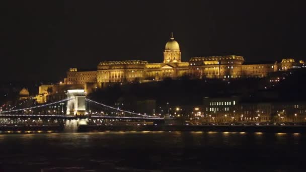 Φωτιζόμενο Αλυσσιδωτή Γέφυρα και βασιλικό παλάτι στο hill Buda Βουδαπέστη πλάνα - Chain Bridge βρίσκεται στην ουγγρική πρωτεύουσα Βουδαπέστη, φωτισμένο το βράδυ — Αρχείο Βίντεο