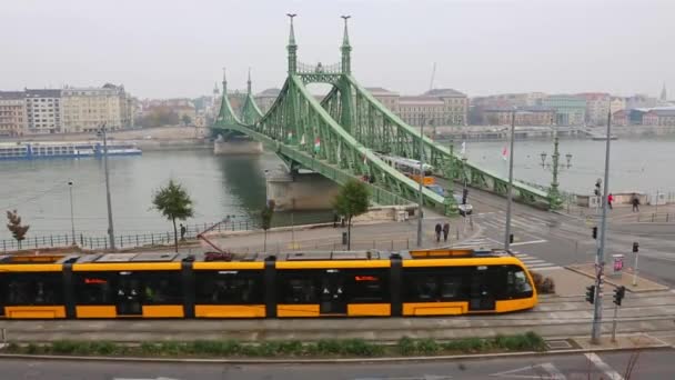 Budapeste skyline cidade no rio Danúbio dia a noite timelapse, Budapeste, Hungria . — Vídeo de Stock