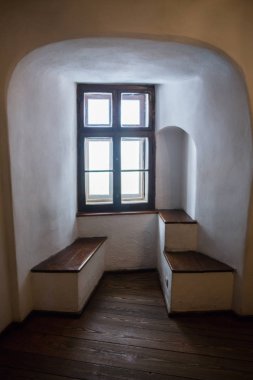 Bir ortaçağ castel penceresinden görüntülemek