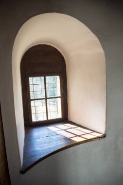 Bir ortaçağ castel penceresinden görüntülemek