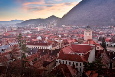 Brasov, Transilvanya, Romanya - Novemrer 19, 2016: tarihi kent merkezi kare. Brasov. Transilvanya. Yukarıdan görüntüleyin. Binalar, küçük karıncalar kare gibiler. İlginç bir