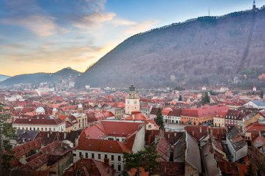 Brasov, Transilvanya, Romanya - Novemrer 19, 2016: tarihi kent merkezi kare. Brasov. Transilvanya. Yukarıdan görüntüleyin. Binalar, küçük karıncalar kare gibiler. İlginç bir