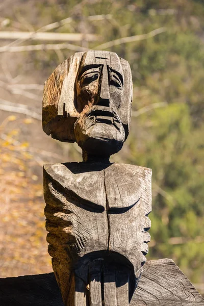 Parc avec sculptures en bois près d'Aglona, Lettonie. Église catholique . — Photo