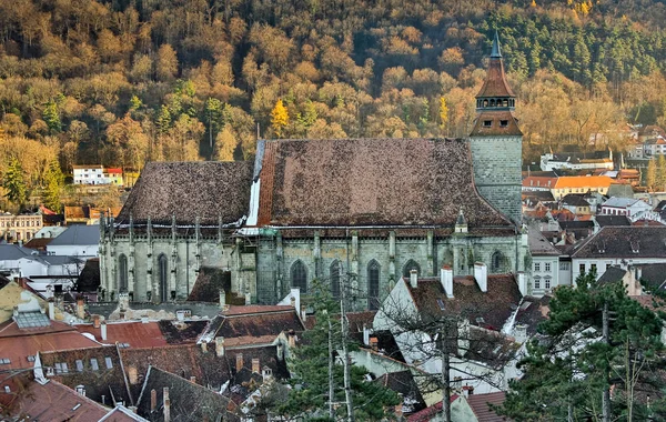 Brasov, Transsylvanien, Rumänien - Novemrer 19, 2016: det centrala torget i gamla stan. Brasov. Transsylvanien. Visa från ovan. Byggnaderna, människorna på torget som små myror. En intressant — Stockfoto