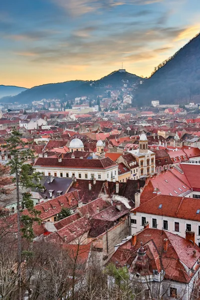 Brasov, Transilvania, Rumania - 19 de noviembre de 2016: la plaza central del casco antiguo. Brasov. Transilvania. Vista desde arriba. Los edificios, la gente en la plaza como hormiguitas. Un interesante —  Fotos de Stock