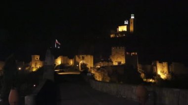 Bratislava, Slovakya. Eski kale ve eski şehir gece görünümü.