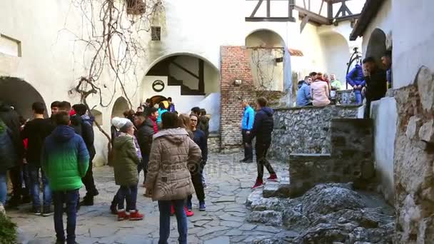 RUMANIA, BRAN, 25 DE JULIO DE 2016, Los turistas en busca de recuerdos de un viaje, Castillo de salvado en el fondo . — Vídeo de stock
