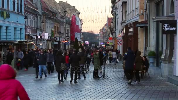 BRASOV, ROUMANIE - CIRCA 2015 : Bulevardul Eroilor avec Transilvania University of Brasov et l'école Gimanziala Iacob Muresianu dans le centre de Brasov avec des gens qui se déplacent et visitent la ville — Video