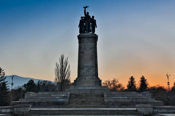 SOFIA, BULGARIA, 16 DE SEPTIEMBRE DE 2017: Parque con monumento del ejército soviético es importante lugar de encuentro para la juventud en la sofia. La gente hace deporte o simplemente anda por ahí. — Foto de Stock