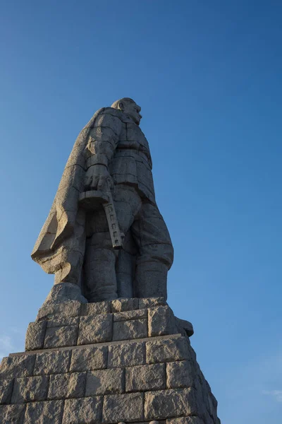 プロヴディフ, ブルガリア - 2017 年 3 月 26 日 - ブルガリア、プロヴディフの無名戦士の記念碑の面積の表示。都市の丘の 1 つに、アリョーシャがあります。. — ストック写真