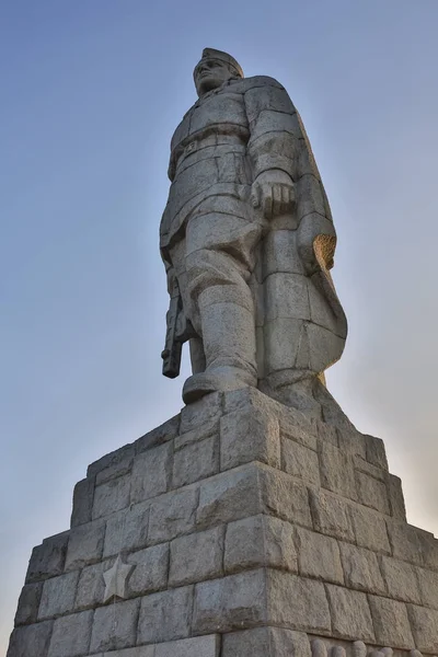 PLOVDIV, BULGARIA - 26 DE MARZO DE 2017 - Vista real del monumento del soldado desconocido en Plovdiv, Bulgaria. El monumento Aliosha se encuentra en una de las colinas de la ciudad . — Foto de Stock