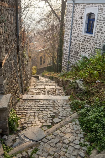 Tipikus utca a régi város, Veliko Tarnovo, Bulgária — Stock Fotó