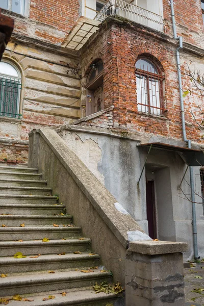 Maison décorait des lanternes dans la vieille ville Veliko Tarnovo, Bulgarie — Photo