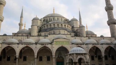 Istanbul, Türkiye - Desember 10 2017: Istanbul'da dua zamanı. Sultanahmet Camii Ayasofya, Sultanahmet, Türkiye'de pan