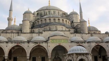 Istanbul, Türkiye - Desember 10 2017: Istanbul'da dua zamanı. Sultanahmet Camii Ayasofya, Sultanahmet, Türkiye'de pan
