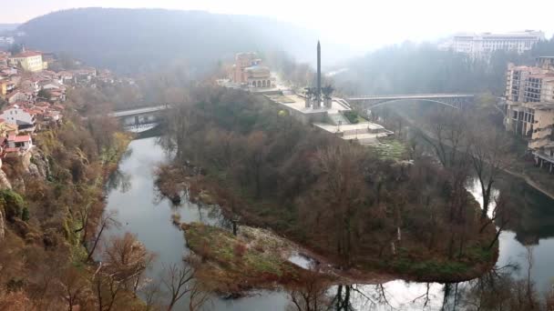 Ηλιοβασίλεμα στο Βέλικο Τάρνοβο, μια πόλη στη Βόρεια κεντρική Βουλγαρία. Κάντε μεγέθυνση για να τους θόλους της Rozhdestvo Bogorodichno. — Αρχείο Βίντεο