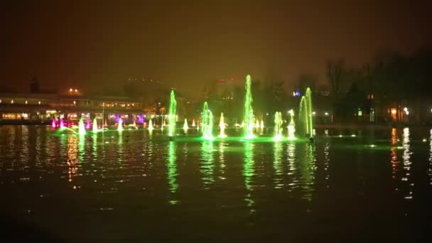 De mooie dansende fonteinen, Chiang Mai, Thailand. — Stockvideo