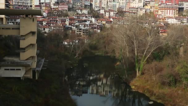 Puesta de sol en Veliko Tarnovo, una ciudad en el centro norte de Bulgaria. Zoom en las cúpulas de Rozhdestvo Bogorodichno . — Vídeos de Stock