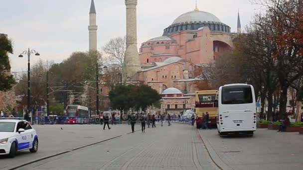 Istanbul, Turkey - Desember 10 2017: Prayer Time in Istanbul. Pan from Blue Mosque to Hagia Sophia at Sultanahmet, Turkey — Stock Video