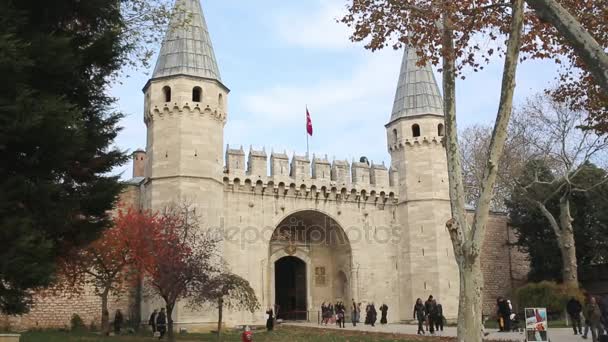 イスタンブール, トルコ - 2017 年 4 月 30 日: 観光客のあいさつのトプカピ宮殿、およそ 400 年間オットマンのサルタンの主な住居であったゲートに入る — ストック動画
