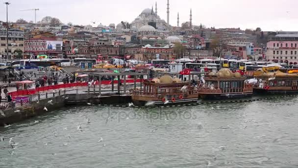 Estambul, Turquía - 10 de diciembre de 2017: Puerto de Eminonu, Estambul, Turquía — Vídeo de stock