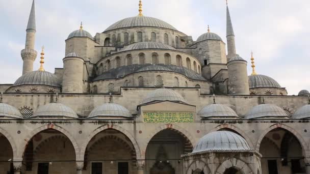 Stambuł, Turcja - Desember 10 2017: Czas modlitwy w Stambule. Pan od Błękitnego Meczetu do świątyni Hagia Sofia w dzielnicy Sultanahmet, Turcja — Wideo stockowe