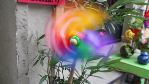 Close-up de pinwheel com turbina eólica, foco diferencial . — Vídeo de Stock