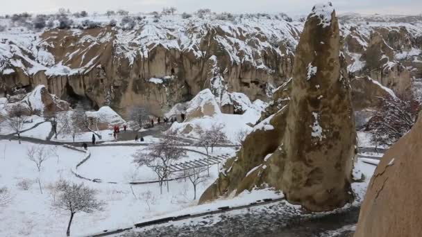 CAPPADOCIA, TURQUIA, 2017: estranhas moradias imponentes e formações rochosas na Capadócia, Turquia . — Vídeo de Stock