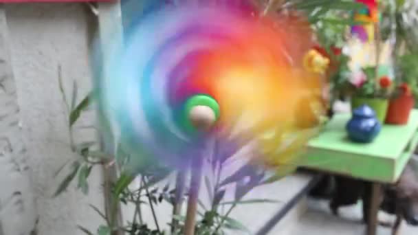 Close up of pinwheel with wind turbine, differential focus. — Stock Video