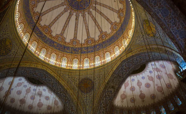 Wewnątrz Islamskiej Błękitny Meczet w Stambule, Turcja — Zdjęcie stockowe