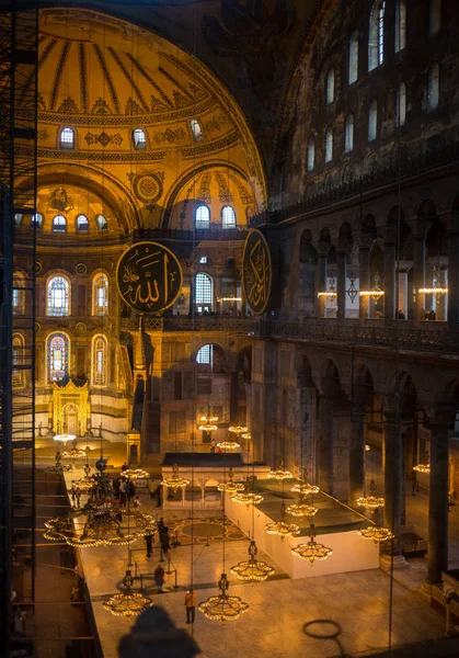 ISTANBUL, TURKEY - SEPTEMBER 10, 2016: interior of ancient basilica Hagia Sophia. For almost 500 years the principal mosque of Istanbul, Aya Sofia served as model for many other Ottoman mosques — Stock Photo, Image