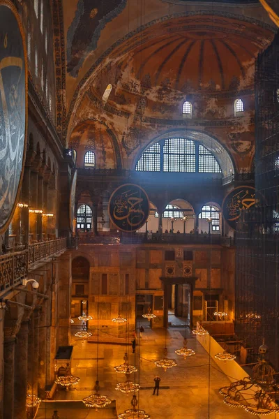 ISTANBUL, TURKEY - SEPTEMBER 10, 2016: interior of ancient basilica Hagia Sophia. For almost 500 years the principal mosque of Istanbul, Aya Sofia served as model for many other Ottoman mosques — Stock Photo, Image