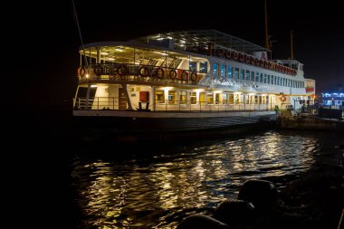 Istanbul, Türkiye - 03 Kasım 2017: İnsanlar Istanbul'da feribot ile biniyor. Istanbul Türkiye'deki en büyük şehirdir.