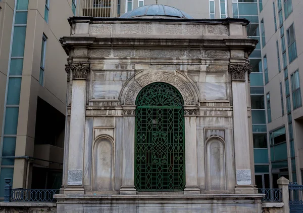 清真寺佳和苏丹阿卜杜勒都大厦在心脏伊斯坦布尔, 土耳其 — 图库照片