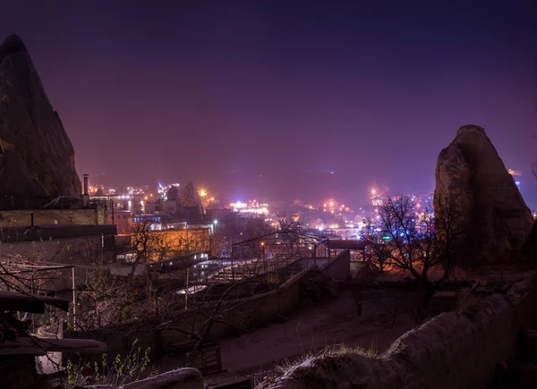 Noční scéna hrad Uchisar v Kappadokii. Nasvícený výhled obce slavný Uchisar, okres Nevsehir provincie v centrální Anatolii Region Turecka, Asie. — Stock fotografie
