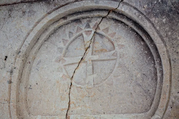 Closeup de um relevo de mármore Cruz maltesa em uma parede de pedra de uma antiga igreja siciliana . — Fotografia de Stock