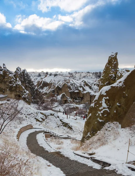 Pohled na starobylé Uchisar cave město a hrad Uchisar vykopal z hor v Kappadokii, Malá Asie, Turecko. Zimní čas s slunce — Stock fotografie