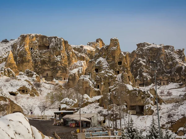 Pohled na starobylé Uchisar cave město a hrad Uchisar vykopal z hor v Kappadokii, Malá Asie, Turecko. Zimní čas s slunce — Stock fotografie