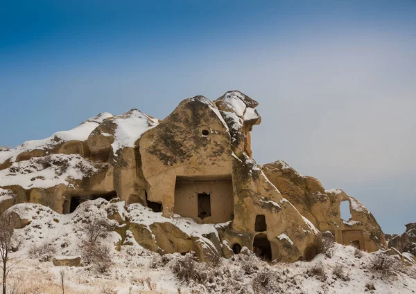 Pohled na starobylé Uchisar cave město a hrad Uchisar vykopal z hor v Kappadokii, Malá Asie, Turecko. Zimní čas s slunce — Stock fotografie