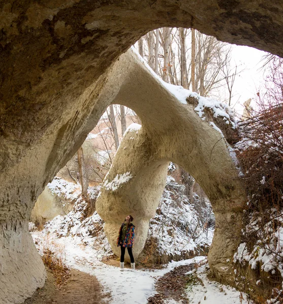 Menina turística na caverna da Capadócia — Fotografia de Stock