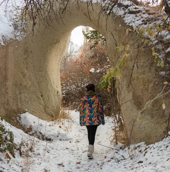 Menina turística na caverna da Capadócia — Fotografia de Stock