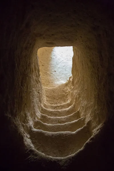 Entrée par escalier d'une grotte de bergers près de Bethléem, en Cisjordanie . — Photo