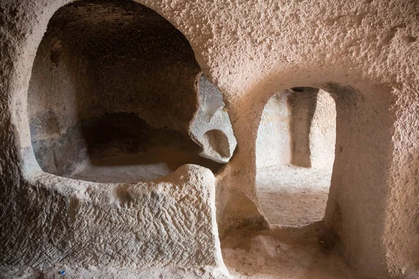 Vápencové skále s tunelovým propojením díry tunelu vápence západní Austrálie — Stock fotografie