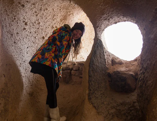 Toeristische meisje in Cappadocia cave — Stockfoto