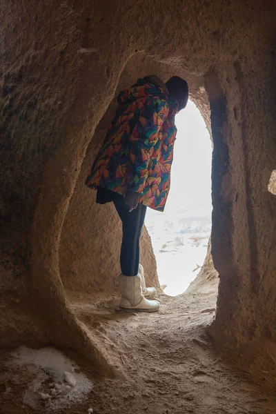 Turysta dziewczyna w Cappadocia cave — Zdjęcie stockowe