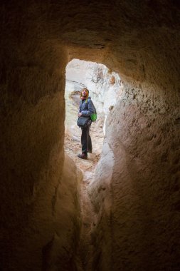 Glyufrafoss şelale gorge Dağları nın içinde. Turistik cazibe İzlanda. Adam turist mavi ceket ve daimi bir taş ve düşen su akışını bakar. Doğada Güzellik