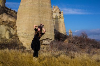 Paskalya günü tavşan kulağı takan şirin bir çocuk. Boyanmış yumurtalarla dolu sepeti tutan kız..